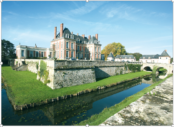 Château dit du maréchal de Saxe, érigé sur les terres de l'ancienne métairie de la "Grange du Milieu". Ne pas le confondre avec le château seigneurial dit "des Budé".Budé bn n